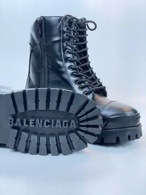 بالنسیاگا چرم مشکی با طراحی منحصربه‌فرد و کیفیت بالا