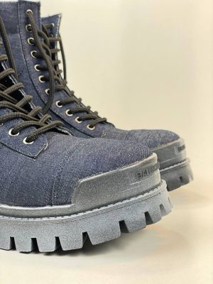بوت جین سرمهای BALENCIAGA، شیکترین گزینه برای استایل خیابانی