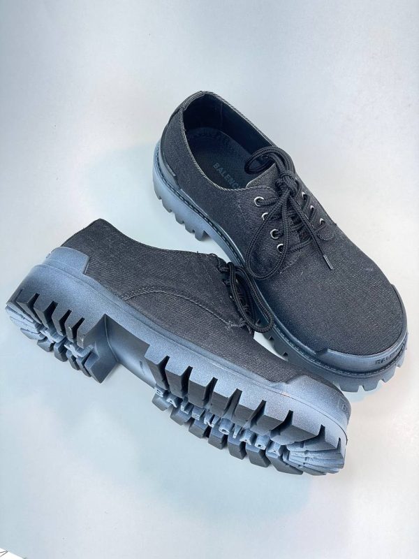 BALENCIAGA EXIST با رویهی پارچهای سبک و طراحی منحصر به فرد